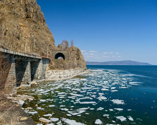 Весной на Циркум-Байкальской железной дороге — стоковое фото