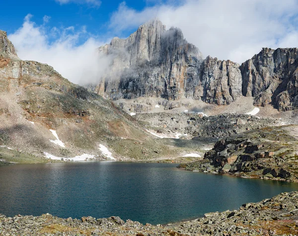 La tienda bajo el pico "Obrez" en las montañas de la cresta de Kodar en Transbaikalia — Foto de Stock