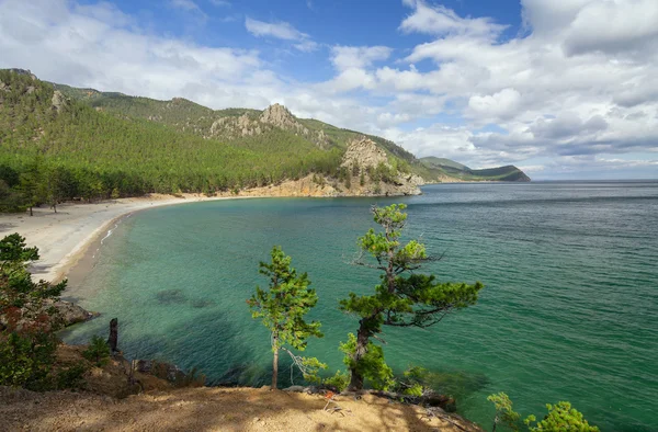 La baia sabbiosa sul lago Baikal — Foto Stock