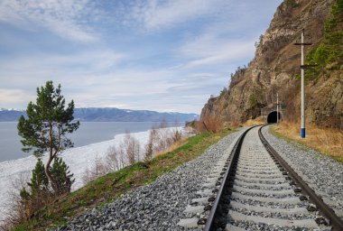 çevre-Baykal demiryoluna bahar