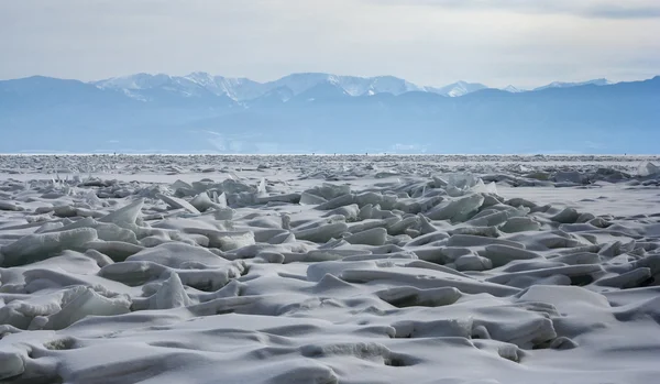 La transición del esquí a través del lago Baikal — Foto de Stock