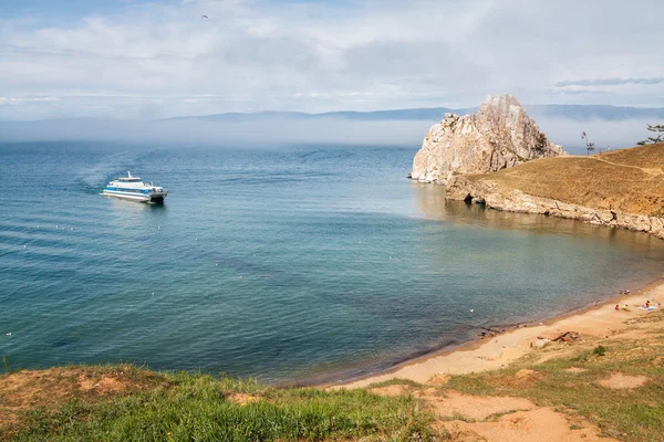 Barguzine barco fuera de la isla de Olkhon — Foto de Stock