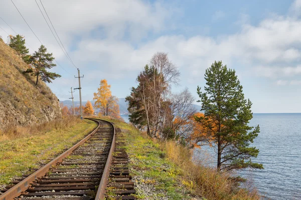 Jesień na okoliczności Bajkał kolejowe — Zdjęcie stockowe