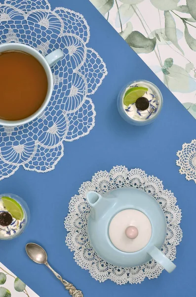 Mavi çay zamanı, iki meyve tatlısı, mavi sürahi ve çok büyük bardak çay..