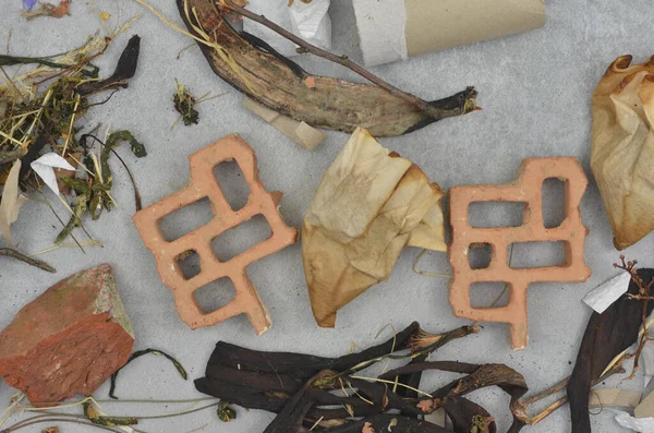 Brik ve diğer atıklar, kabuk, dal, çimen, kağıt, kağıt gibi biyolojik olarak ayrıştırılabilir atık.