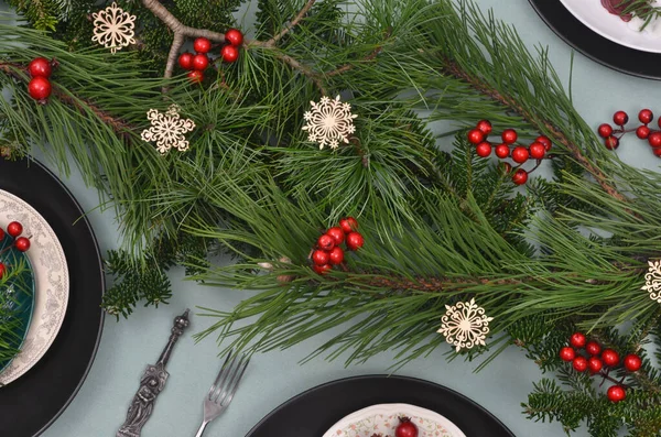 Noel için büyük masa süslemeleri, her zaman yeşil dallar, kırmızı ve ahşap süslemeler. Nane masa örtüsü ve Noel sofra takımı.