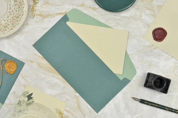 Yeşil zarf ve boş kağıt..