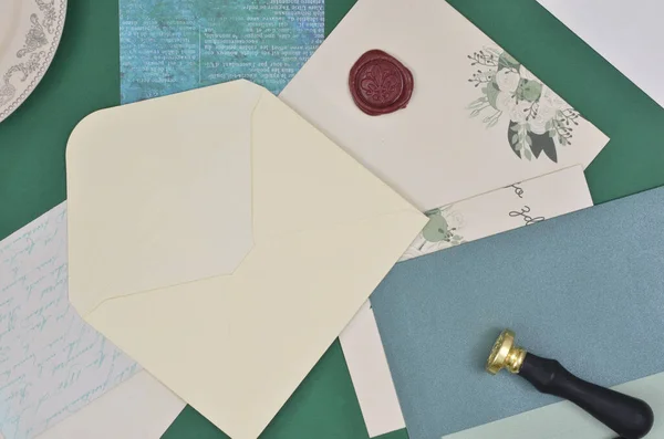 Zarf, kağıt, pul, kırtasiye. Ucu kalem, mürekkep ve retro fincan tabağı. İçerikle doldurulacak boş boşluk.