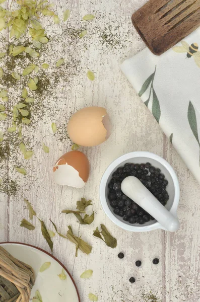 Baharatlar, havan ve yumurta kabukları kırsal mutfakta ve ahşap masada..