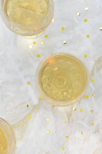 Yılbaşı, doğum günü ya da yıldönümü için zarif bardaklarda şampanya. Üst manzara, altın madalya..