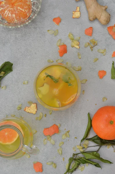 Mandalina, mango, zencefil ve diğer baharatlarla birlikte iç. Hayat etkinliğinin kutlanması, yeni yıl arifesi, isim günü veya yıldönümü..