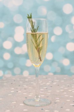 Sevgililer Günü için bir kadeh şampanya, düğün, doğum günü, yıldönümü, yılbaşı partisi ya da karnaval partisi. Bokeh, mavi arkaplan.