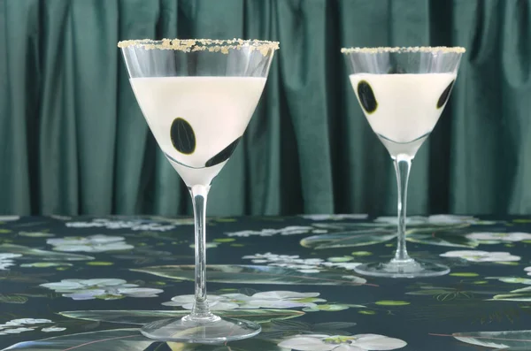 Sevgililer Günü için romantik dekorasyon, düğün, yıldönümü, parti, karnaval, yeni yıl arifesi. Beyaz kokteylli iki bardak..