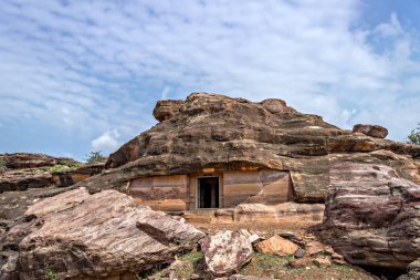 Aihole köyünün güneyindeki Jain mağarası tapınağı, Meguti tepesi, Karnataka, Hindistan. Büyük olasılıkla 6. yüzyılın sonları ya da 7. yüzyılın başlarına ait. Dışarısı sade, ama mağaranın içi karmakarışık..