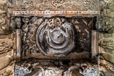 Hindistan, Karnataka, Aihole 'deki Tanrıça Durga tapınağının tavanına taş oyulmuş..