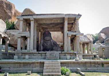 Büyük Eduru Basavanna 'nın dinlenmesi için antik iki katlı taş yapı. Hampi, Karnataka' daki monolitik boğa..