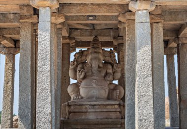 Antik taş Hampi, Karnataka, Hindistan 'da Sasive Kalu Ganesha tapınağını oydu..