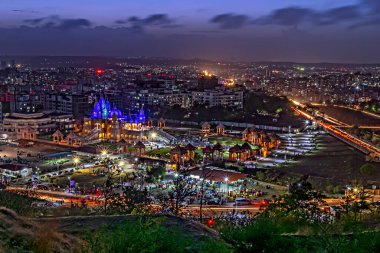 Shree Swaminarayan tapınağı Pune, Hindistan 'da güzel mavi gece ışıklarıyla .