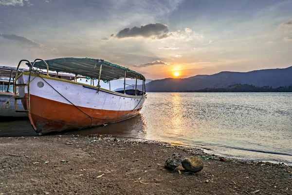 Beau Coucher Soleil Derrière Bateau Garé Rouge Blanc Bamnoli Maharashtra — Photo