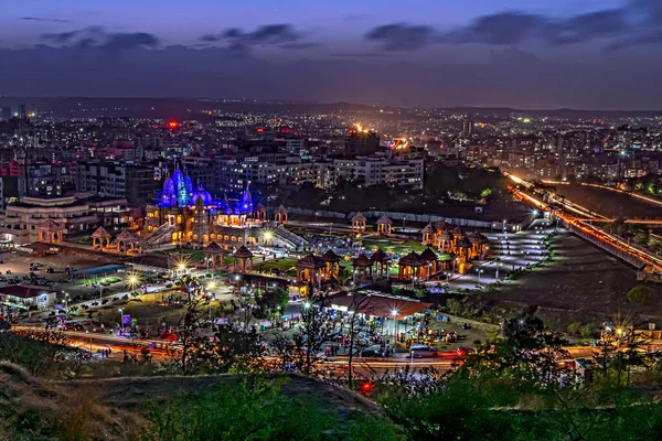 Shree Swaminarayan Tapınağı Pune Hindistan Güzel Mavi Gece Işıklarıyla — Stok fotoğraf