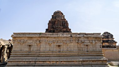 Vandiyur Mariamman tapınağı Madurai, Hindistan 'da bir gölün içinde.
