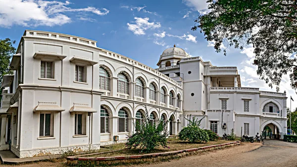 Vandiyur Mariamman tapınağı Madurai, Hindistan 'da bir gölün içinde.