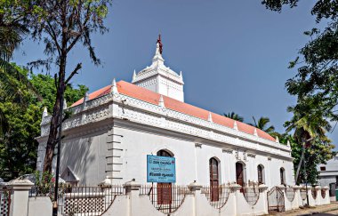 Vandiyur Mariamman tapınağı Madurai, Hindistan 'da bir gölün içinde.