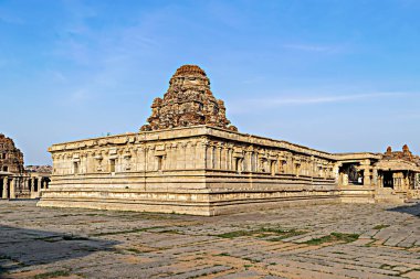 Vandiyur Mariamman tapınağı Madurai, Hindistan 'da bir gölün içinde.