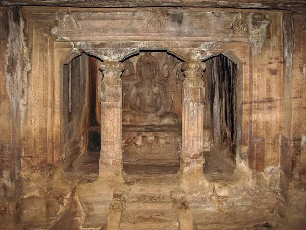 Vandiyur Mariamman tapınağı Madurai, Hindistan 'da bir gölün içinde.