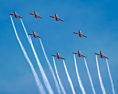 Pune, Maharashtra, Hindistan-29 Kasım 2025: Hindistan Hava Kuvvetleri 'nden Surya Kiran Aerobatic Team uçakları hava gösterisinde manevra yapıyor..