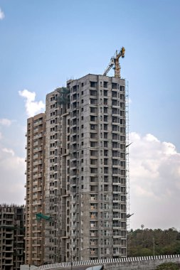 Hindistan 'ın hızlı büyüyen Pune şehrinde Sunlight' taki iki yüksek binanın arkasında güzel mavi gökyüzü yapım aşamasındadır..