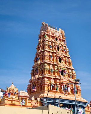 Yeshwantpur, Bangalore Hindistan 'daki Sri Guruvayur Krishna Tapınağı' nın renkli gopuram 'ı..