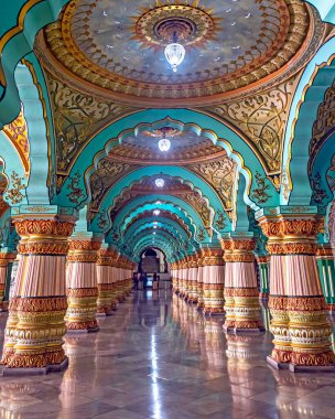 Hindistan 'ın Karnataka şehrinde bulunan ve tarihi bir saray ve kraliyet konutu olan Amba Vilas Sarayı olarak da bilinen Mysore Sarayı' nın güzel ve renkli iç kısımları..