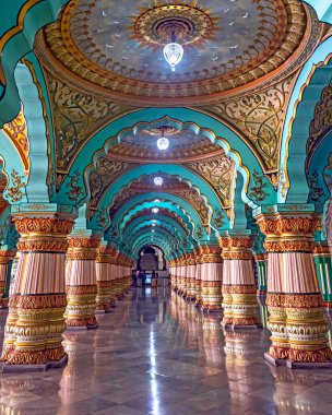 Hindistan 'ın Karnataka şehrinde bulunan ve tarihi bir saray ve kraliyet konutu olan Amba Vilas Sarayı olarak da bilinen Mysore Sarayı' nın güzel ve renkli iç kısımları..