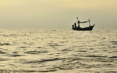 balıkçı teknesi ile gökyüzü günbatımı çevre