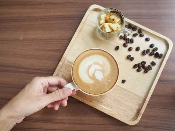 Sostenga la taza de café en la cafetería — Foto de Stock