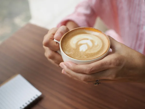 Main tenir tasse café dans le café — Photo