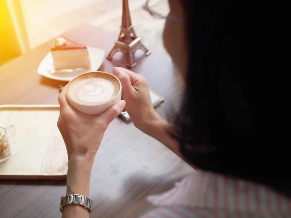 Hand houden kop koffie in koffie winkel — Stockfoto