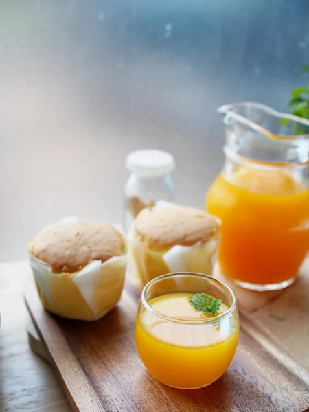 Апельсиновый сок с набором завтрака — стоковое фото