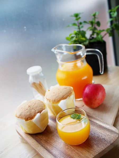 Апельсиновый сок и свежие апельсины — стоковое фото