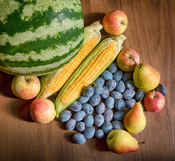 Frutas e produtos hortícolas frescos — Fotografia de Stock