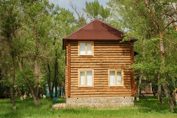 Drewniany dom w słoneczny dzień. — Zdjęcie stockowe