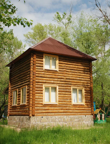 晴天的木头房子. — 图库照片