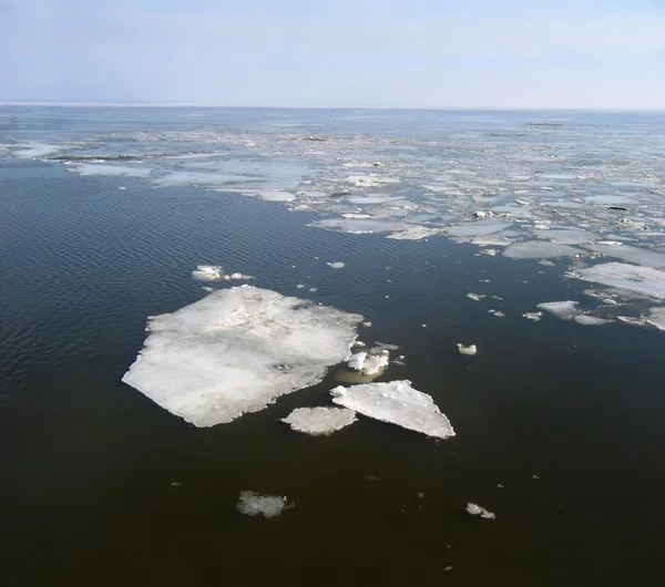 Расколотые льдины на замерзшем море . — стоковое фото