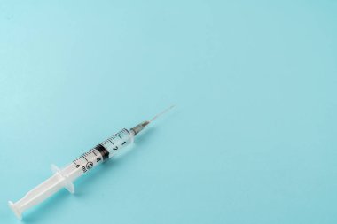 Şırıngalar için somut renk arkaplanı ve şırınga ve ilaçlar için ilaç rengi arkaplanı