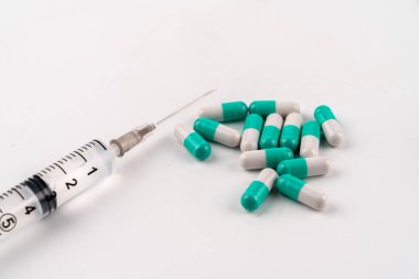 Şırıngalar için somut renk arkaplanı ve şırınga ve ilaçlar için ilaç rengi arkaplanı 
