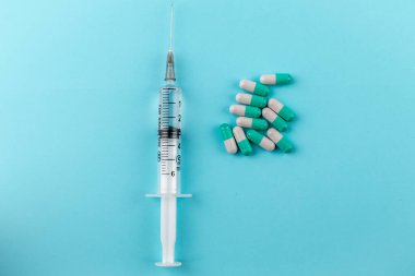 Şırıngalar için somut renk arkaplanı ve şırınga ve ilaçlar için ilaç rengi arkaplanı 