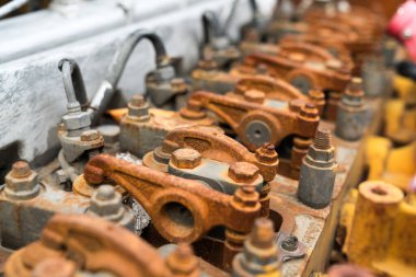 Rüzgâr ve yağmurdan sonra paslı metal parçaları 