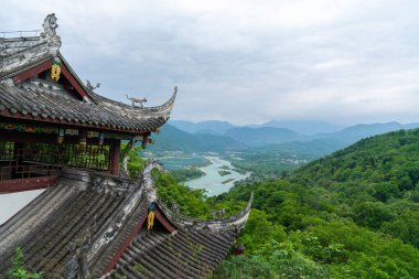 Chengdu, Sicchuan, Çin 'deki Qingcheng Dağı' nda geleneksel mimari ve manzara. 