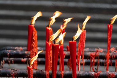 Geleneksel kırmızı mumlar dışarıda yanıyor. 